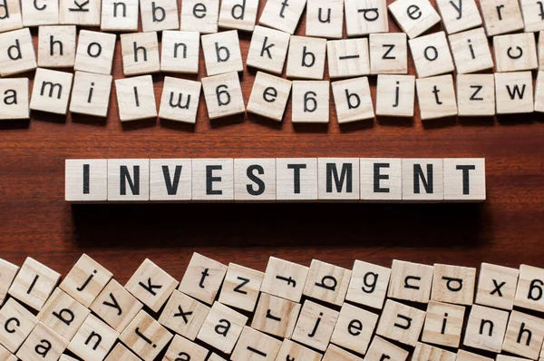 Concepto de palabra inversión en cubos —  Fotos de Stock