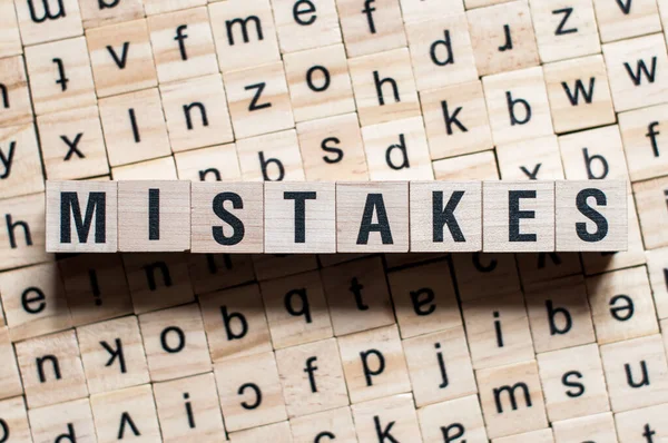 Misstag ord skrivet på träblock — Stockfoto