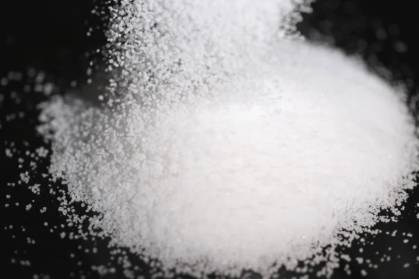 Şeker bir siyah arka plan üzerine vidalı