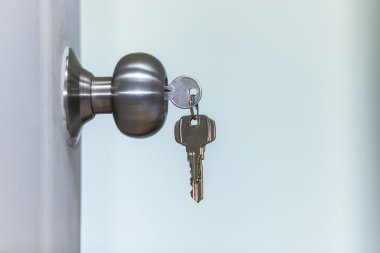 açık kapı ile anahtar taşı