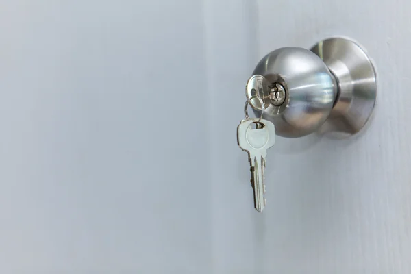 Buka pintu dengan kunci — Stok Foto