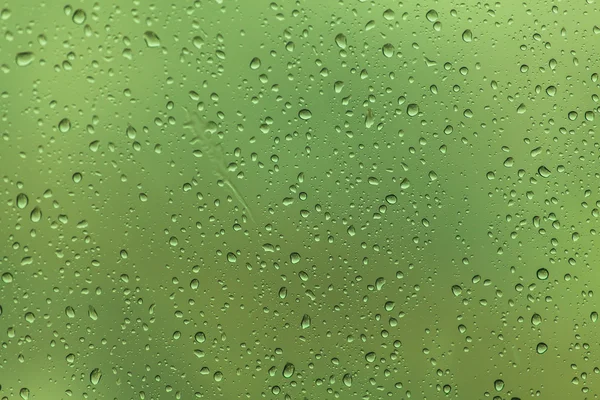 Краплі дощу на скляному фоні — стокове фото