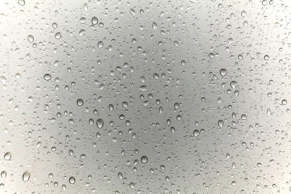 Gotas de lluvia sobre fondo de vidrio — Foto de Stock