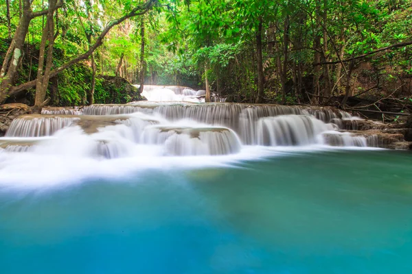 Cachoeira na floresta profunda — Fotografia de Stock