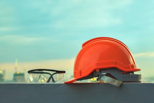 Capacete de segurança no canteiro de obras — Fotografia de Stock