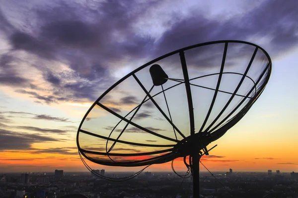 Satellite dish himlen i twilight i staden — Stockfoto