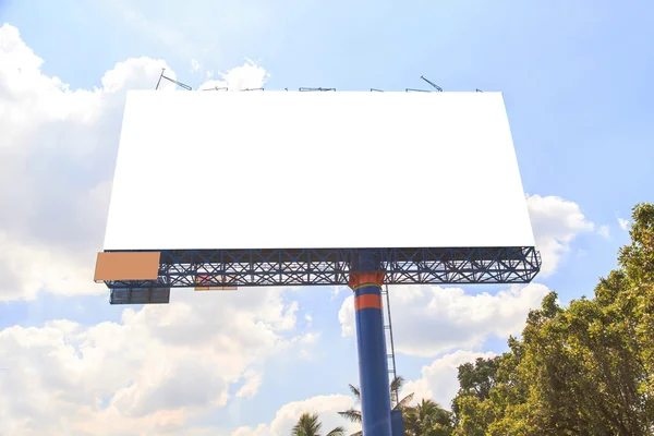 Prázdné bílé venkovní Billboard — Stock fotografie