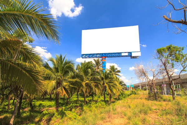 Cartelera al aire libre blanca en blanco — Foto de Stock