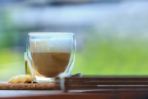 Glas av Latte kaffe i utomhus café — Stockfoto