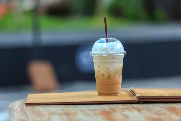 屋外のカフェでアイス コーヒー — ストック写真