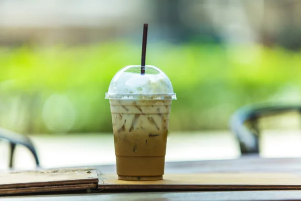 屋外のカフェでアイス コーヒー — ストック写真