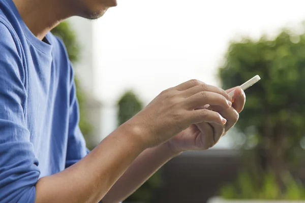 Man som använder mobiltelefon — Stockfoto