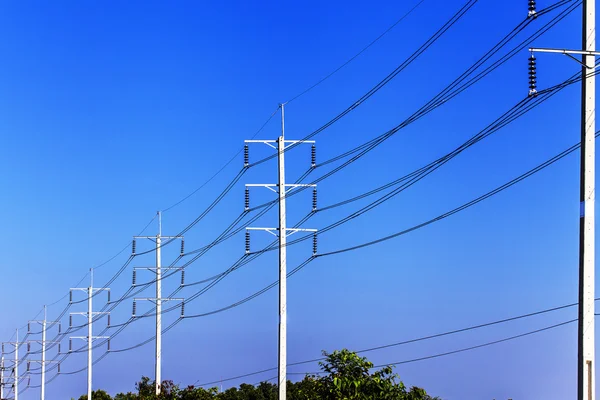 Elektryczne słup na błękitne niebo — Zdjęcie stockowe