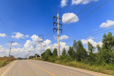 Mavi gökyüzü üzerinde elektrik direği