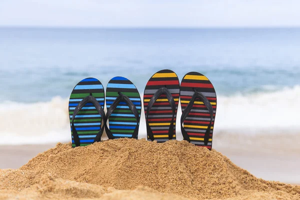 Chanclas en la playa de arena —  Fotos de Stock