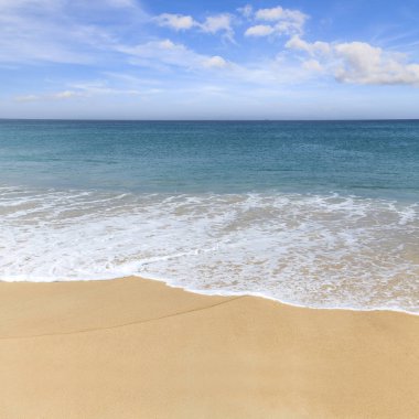 Kum plaj ve mavi okyanus