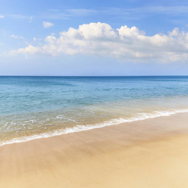 Spiaggia di sabbia e Oceano Blu — Foto Stock