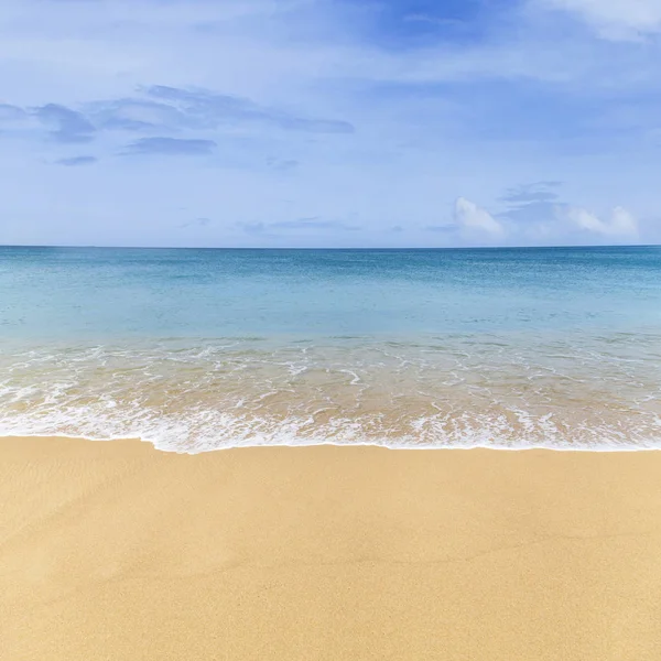 Spiaggia di sabbia e Oceano Blu — Foto Stock