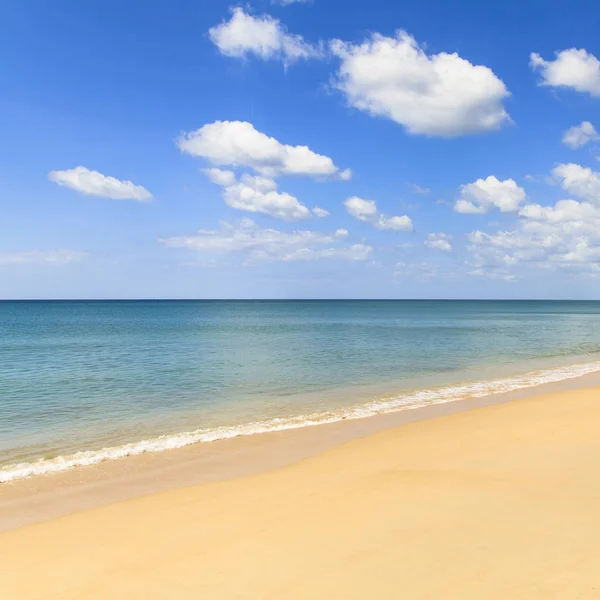 Spiaggia di sabbia e Oceano Blu — Foto Stock