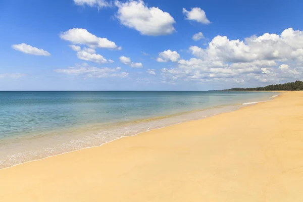 Spiaggia di sabbia e Oceano Blu — Foto Stock