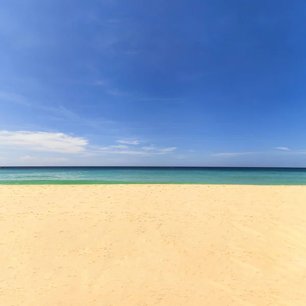 Spiaggia di sabbia e Oceano Blu — Foto Stock