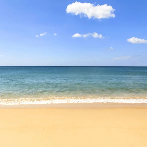 Spiaggia di sabbia e Oceano Blu — Foto Stock