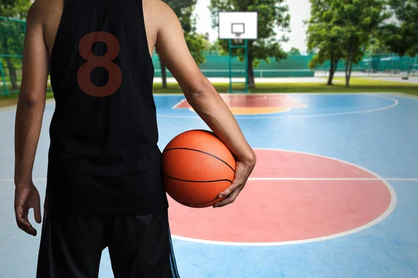 Basketbalspeler met een bal — Stockfoto