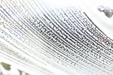 köpüklü Oto yıkama sırasında ön cam üzerinde eğri