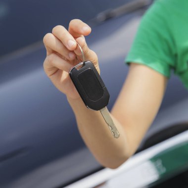  Arabanın anahtarlarını kadınla 