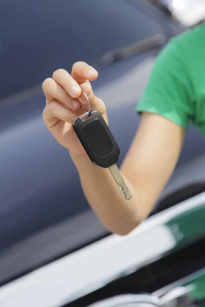 Woman with a car keys — Stock Photo, Image