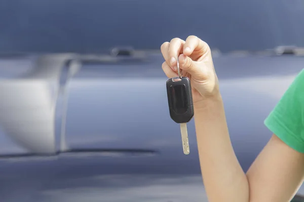 Arabanın anahtarlarını kadınla — Stok fotoğraf