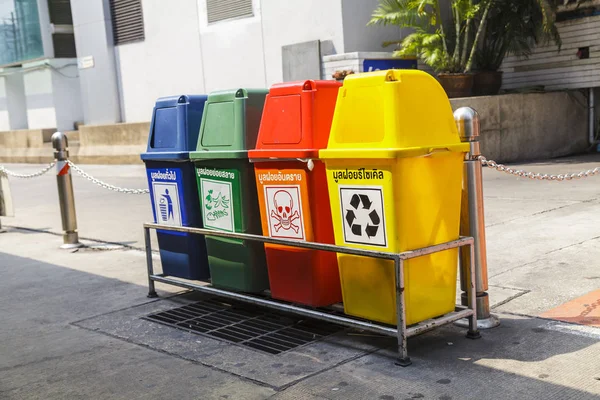 屋外のゴミ箱 — ストック写真