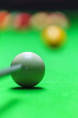 Bilardo masasında bilardo topu 