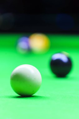 Bilardo masasında bilardo topu 