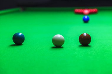 Bilardo masasında bilardo topu 