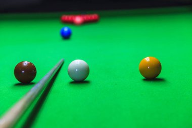Bilardo masasında bilardo topu 