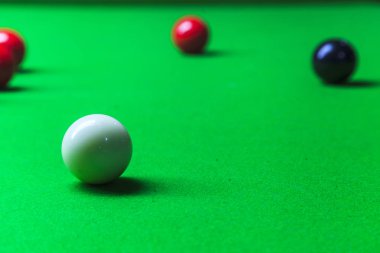 Bilardo masasında bilardo topu 