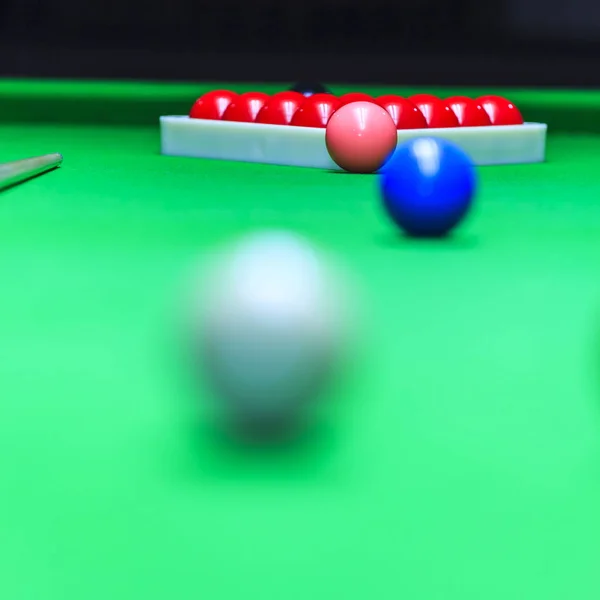 Snooker palla sul tavolo da biliardo — Foto Stock