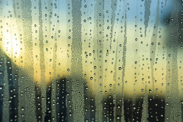 Regen op het glas bij zonsondergang — Stockfoto