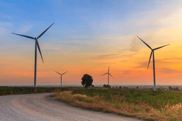 Větrné turbíny napájecí generátor farmy při západu slunce — Stock fotografie