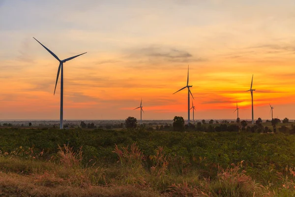 Farmy generator mocy turbiny wiatrowej o zachodzie słońca — Zdjęcie stockowe