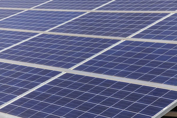 Солнечные панели на зеленом поле, Солнечная электростанция — стоковое фото