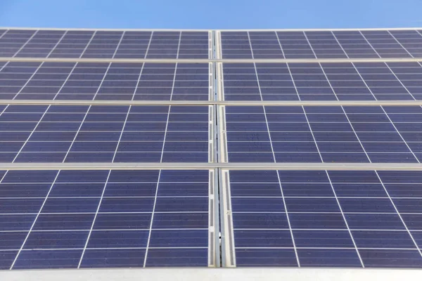 Pannelli solari su campo verde, Centrale solare — Foto Stock