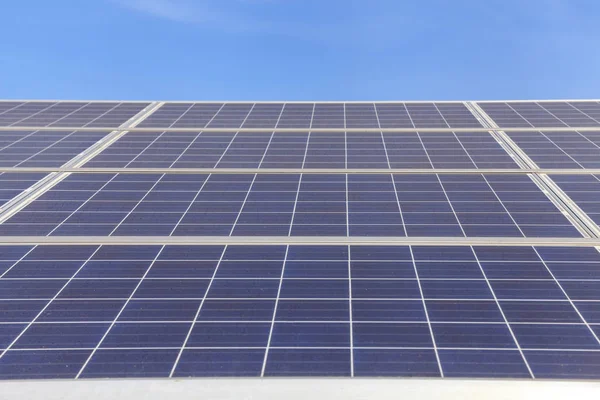 Solar panels on green field, Solar power station — Stock Photo, Image