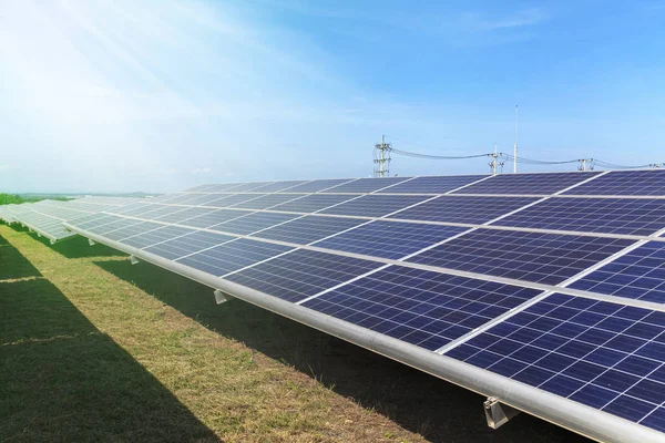 Paneles solares en campo verde, Central solar —  Fotos de Stock