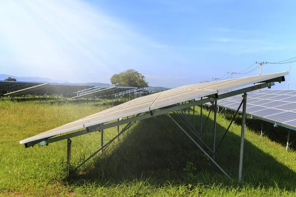 Paneles solares en campo verde, Central solar — Foto de Stock