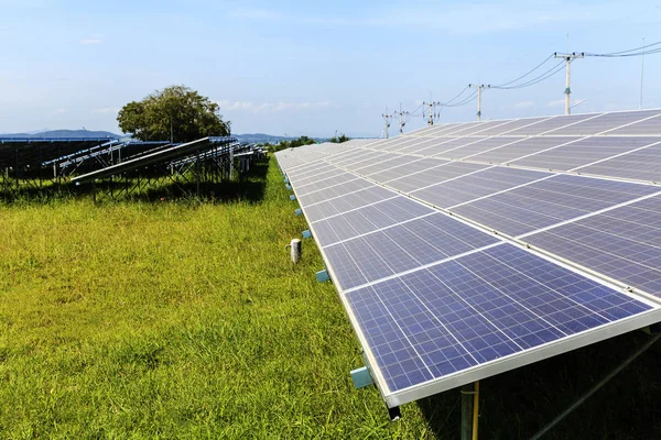 Paneles solares en campo verde, Central solar — Foto de Stock