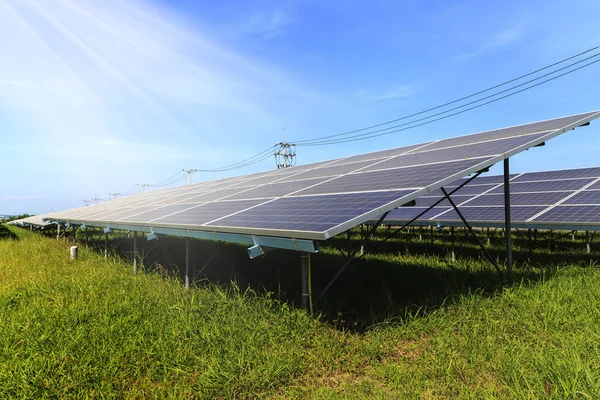 Paneles solares en campo verde, Central solar — Foto de Stock