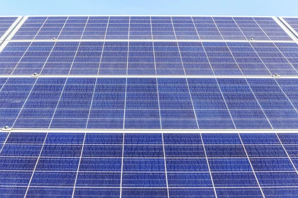 Solar panels on green field, Solar power station — Stock Photo, Image