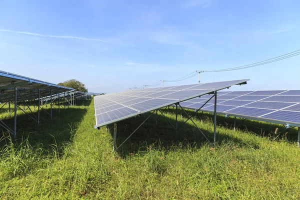 Painéis solares no campo verde, central de energia solar — Fotografia de Stock